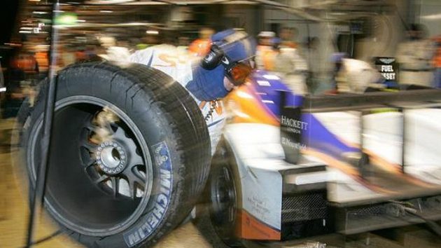 Prototyp Aston Martin posádky Charouz, Enge, Mücke v péči mechaniků při tréninku na 24 hodin Le Mans.