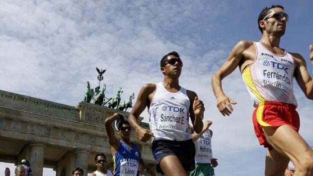 Španělský chodec Francisco Javier Fernandez (vpravo) a Mexičan Eder Sanchez (druhý zprava) během závodu MS na 20 km