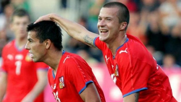 Fotbalista Václav Svěrkoš (vpravo) gratuluje spoluhráči Milanu Barošovi ke gólu v utkání proti San Marinu.