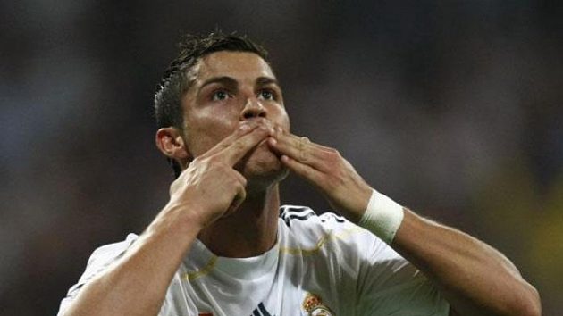Fotbalista Realu Madrid Cristiano Ronaldo oslavuje gól v utkání proti Marseille.