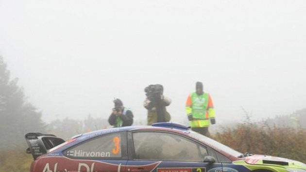 Mikko Hirvonen s vozem Ford Focus WRC na trati Britské rallye.