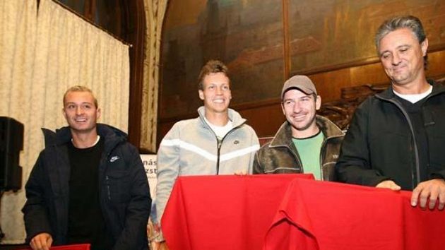 Zleva: Dušan Lojda, Tomáš Berdych, Jan Hájek a Jaroslav Navrátil s toradorskými muletami.