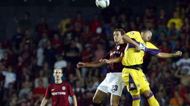 Fotbalista Denis Kovba v hlavičkovém souboji s Bunderlou z Mariboru v play-off Evropské ligy.