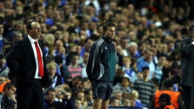 Trenéři anglických soupeřů během semifinále Ligy mistrů - Rafael Benítez (vlevo) z Liverpoolu a José Mourinho z Chelsea.