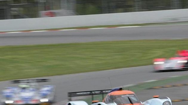 Česko-německá posádka ve složení Jan Charouz, Tomáš Enge a Stefan Mücke vyhrála s továrním vozem Aston Martin závod 1000 km Katalánska.