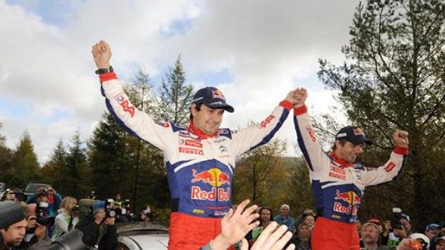 Mistrovská posádka Sébastien Loeb (vpravo) a Daniel Elena v obležení fotografů.