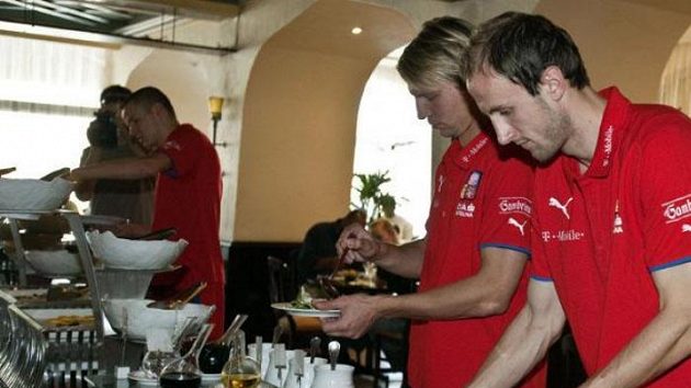 Čeští fotbalisté Roman Hubník a Jan Rajnoch na obědě v Al Ajnu