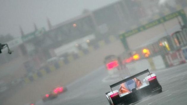Prototyp Aston Martin posádky Charouz, Enge, Mücke při tréninku na 24 hodin Le Mans.