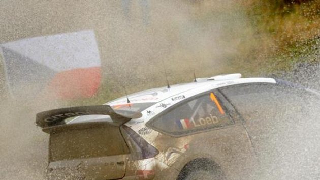 Sébastien Loeb s vozem Citroën C4 WRC na trati Britské rallye.