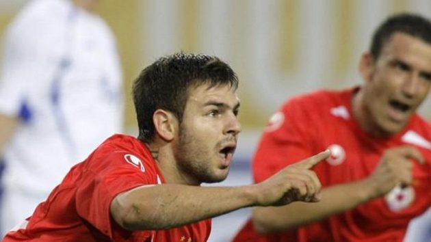 Radost fotbalisty CSKA Sofie Spase Deleva (vlevo) z gólu proti Dynamu Moskva v play-off Evropské ligy
