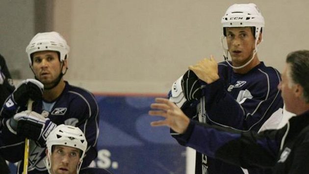 Hokejisté Tampy Martin St.Louis (vlevo) a Vincent Lecavalier (vpravo)na tréninku v Praze-Letňanech
