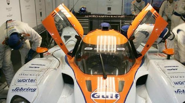 Prototyp Aston Martin posádky Charouz, Enge, Mücke v péči mechaniků při tréninku na 24 hodin Le Mans.