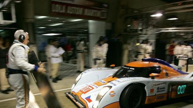Prototyp Aston Martin posádky Charouz, Enge, Mücke v péči mechaniků při tréninku na 24 hodin Le Mans.