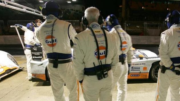 Prototyp Aston Martin posádky Charouz, Enge, Mücke v péči mechaniků při tréninku na 24 hodin Le Mans.