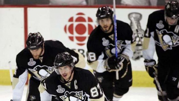 Kapitán Pittsburghu Sidney Crosby (vpředu) oslavuje se spoluhráči svůj gól ve čtvrtém finále NHL.