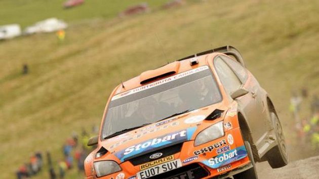 Hening Solberg s vozem Ford Focus WRC na trati Britské rallye.