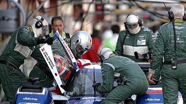 Střídání posádky v kokpitu prototypu stáje Charouz Racing System, s nímž dvojice Jan Charouz, Stefan Mücke vybojovala v závodu 1000 km Barcelony 3. místo v absolutním pořadí.