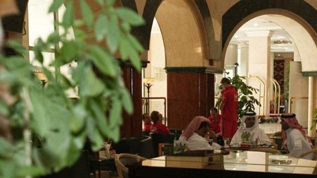 Čeští fotbalisté (v pozadí) v hotelu Hilton v Al Ajnu