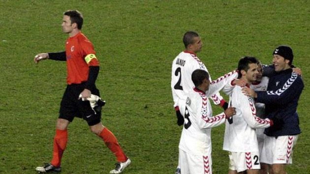Radost fotbalistů Thunu po zápase na Spartě. Vlevo zklamaný domácí brankář Blažek.