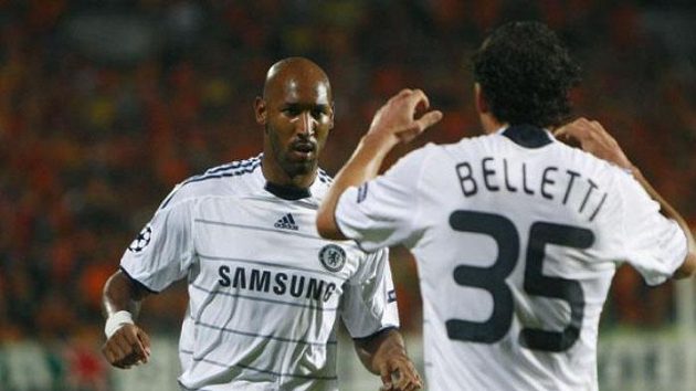 Fotbalista Chelsea Nicolas Anelka oslavuje se spoluhráčem Bellettim gól v utkání LM v Nikósii.