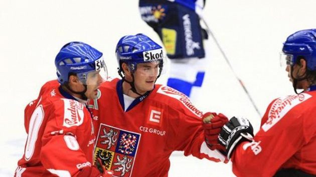 Čeští hokejisté (zleva) Tomáš Rolinek, Jiří Hudler a Jakub Čutta oslavují vstřelený gól v utkání s Finskem na Českých hrách.