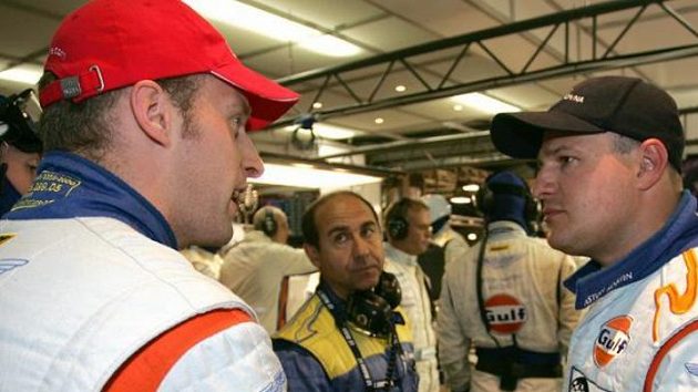 Tomáš Enge (vpravo) diskutuje se Stefanem Mückem při tréninku na 24 hodin Le Mans.