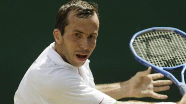 Český tenista Radek Štěpánek na Wimbledonu v zápase proti Španělu Ferrerovi
