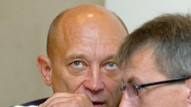 Ředitel skokanského úseku Leoš Škoda (vlevo) se baví se sportovním ředitelem Rostislavem Jozífkem.