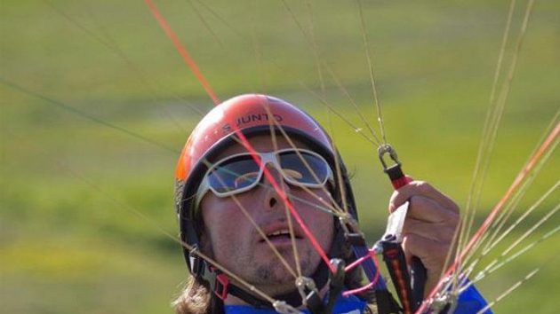 Jan Škrabálek krotí šňůry svého křídla při závodu Red Bull X-Alps.