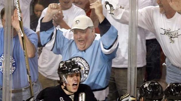 Hokejista Pittsburghu Jevgenij Malkin (vlevo) oslavuje se spoluhráči svůj gól ve čtvrtém finále NHL.