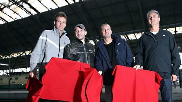 Tomáš Berdych, Jan Hájek, Dušan Lojda a nehrající kapitán Jaroslav Navrátil před odletem do Španělska na finále Davisova poháru.