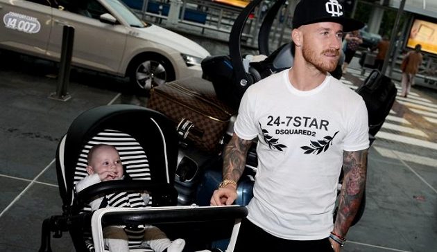 Čerstvá posila Slavie Miroslav Stoch na letišti.