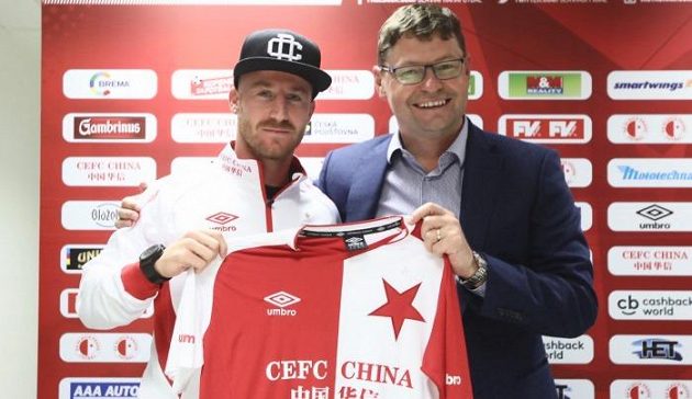 Miroslav Stoch už s dresem Slavie a s generálním ředitelem klubu Martinem Krobem.