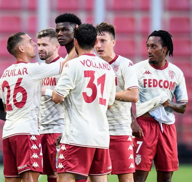 Fotbalisté Monaka během přerušení hry zvažovali odchod do kabin, třetí zleva autor prvního gólu Aurélien Tchouaméni.