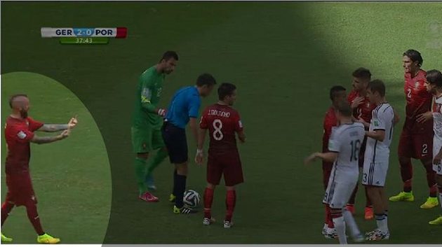 Provinil se Raul Meireles? Některé televizní záznamy ukázaly, že Portugalec ukázal rozhodčímu za jeho zády dva prostředníčky.