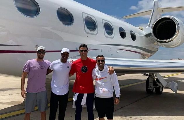 Cristiano Ronaldo se svými přáteli před tryskáčem