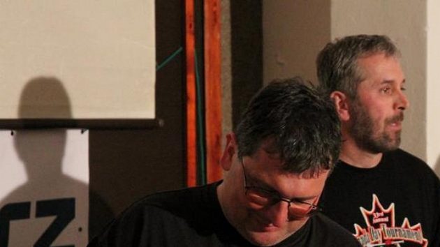 Pavel Sedlák, prezident Českého svazu mužského lakrosu losuje týmy do základních skupin Memoriálu Aleše Hřebeského 2010