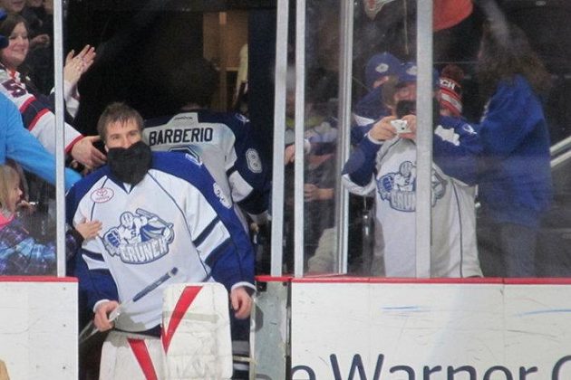 Takhle hráči Syracuse Crunch nastupovali na rozbruslení s umělými vousy, vyrobenými po vzoru image Radka Gudase.