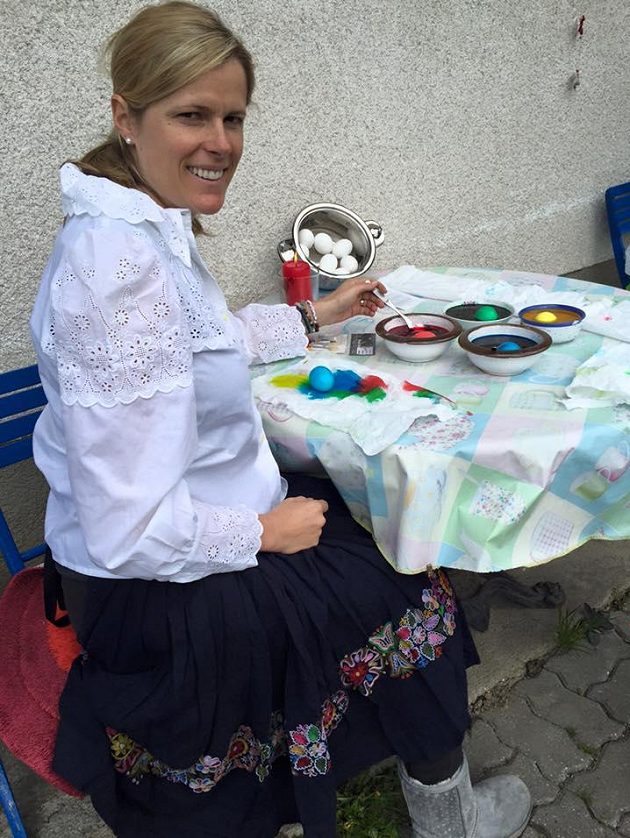 Veronika Velez Zuzulová při přípravě na velikonoční svátky v Nové Bani.