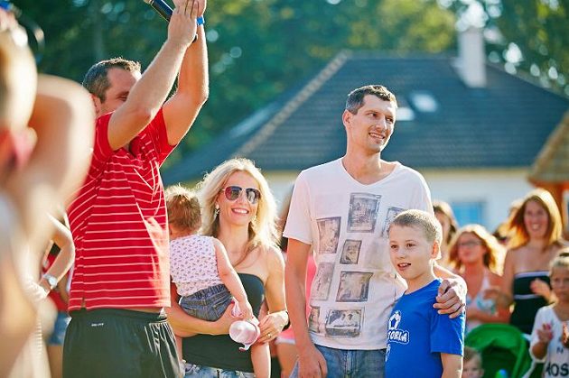Marián Čišovský s rodinou na charitativní akci v Letkově u Plzně.