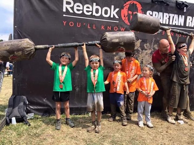 Děti na závodech Spartan Kids.