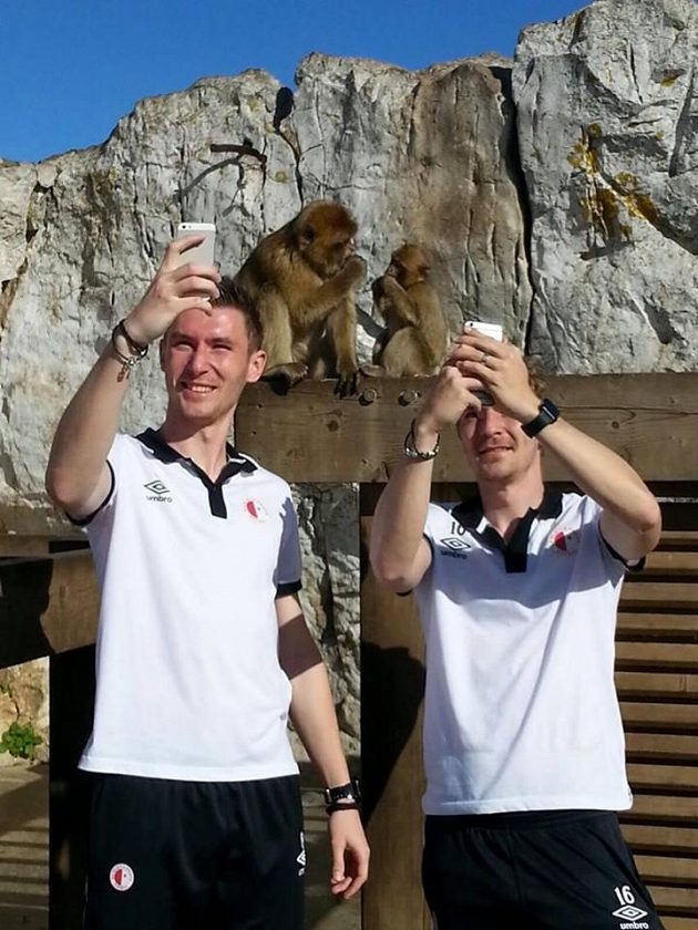 Jaromír Zmrhal (vlevo) a spol. ulovili cenné snímky. Legenda praví, že dokud tu opice náležící k druhu magot bezocasý budou, zůstane Gibraltar britský...