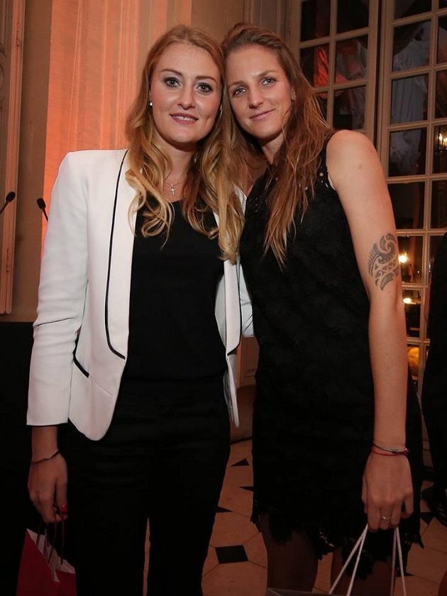 Karolína Plíšková (vpravo) a Francouzka Kristina Mladenovicová rozehrají v sobotu finálovou bitvu ve Fed Cupu.