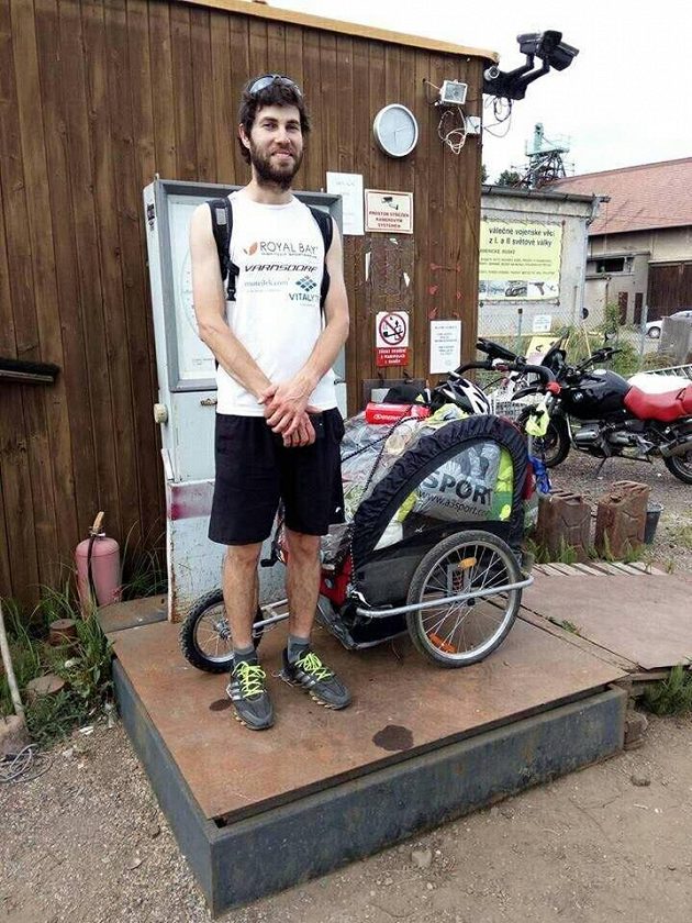 Pavel Vodička s vozíkem, který váží přes 50 kilogramů.