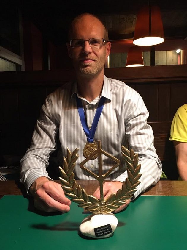 Martin Hokeš s trofejí pro vítěze "Autentického Feidippidova běhu" se 490 kilometry.