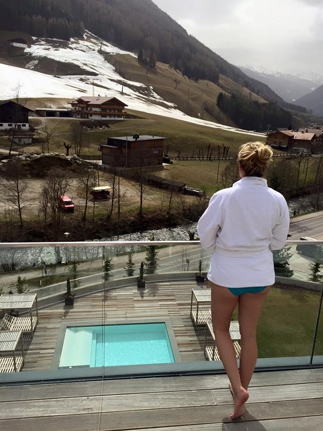 Veronika Velez Zuzulová relaxuje během pobytu v Jižním Tyrolsku.