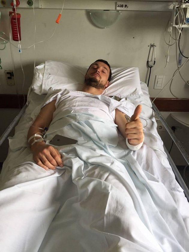 Jsem OK, vzkázal Ondřej Klymčiw po operaci z nemocničního lůžka.