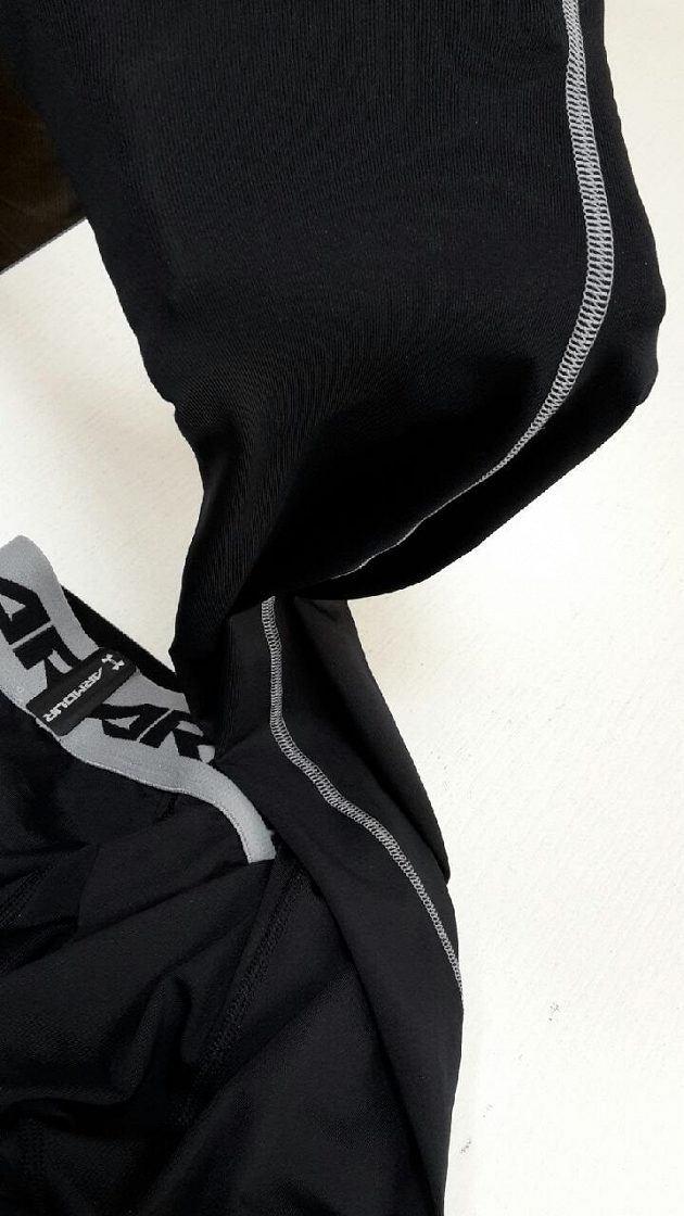 Under Armour - kompresní legíny Under Armour - i když to nevypadá, rozpínavost mateiálu je veliká.
