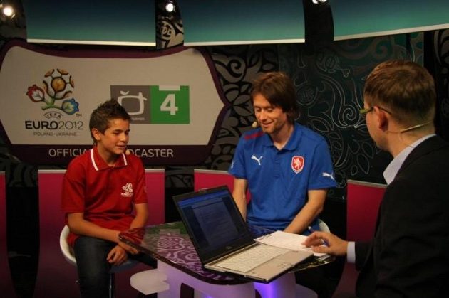 Patrik Žitný v televizním studiu jako partner Tomáše Rosického.