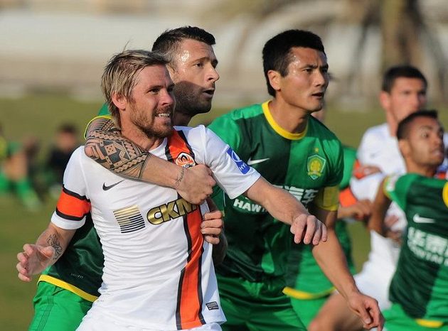 Tomáše Hübschmana si přidržel bosenský obránce Darko Matič, ani to však Pekingu proti Šachtaru nepomohlo.